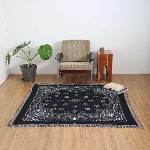 70~80年代に見られたペイズリー柄を取り入れた、大判サイズのスローケット。