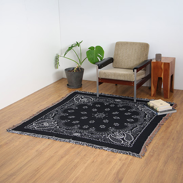 70~80年代に見られたペイズリー柄を取り入れた、大判サイズのスローケット。