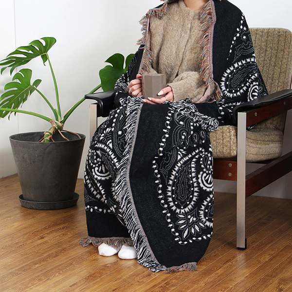 70~80年代に見られたペイズリー柄を取り入れた、大判サイズのスローケット。