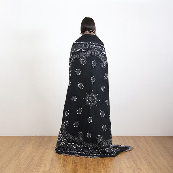 70~80年代に見られたペイズリー柄を取り入れた、大判サイズのスローケット。