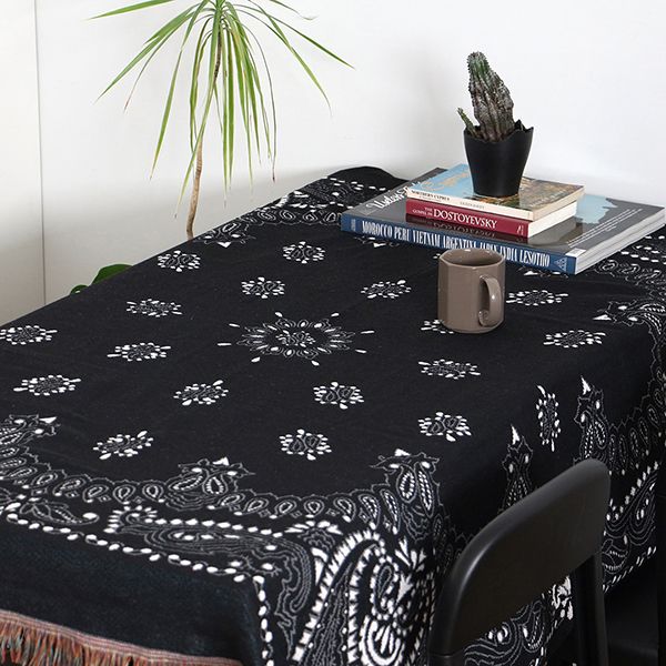 70~80年代に見られたペイズリー柄を取り入れた、大判サイズのスローケット。