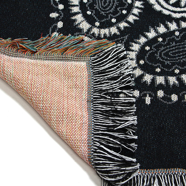 70~80年代に見られたペイズリー柄を取り入れた、大判サイズのスローケット。