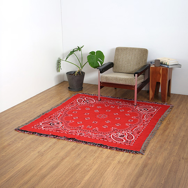 70~80年代に見られたペイズリー柄を取り入れた、大判サイズのスローケット。