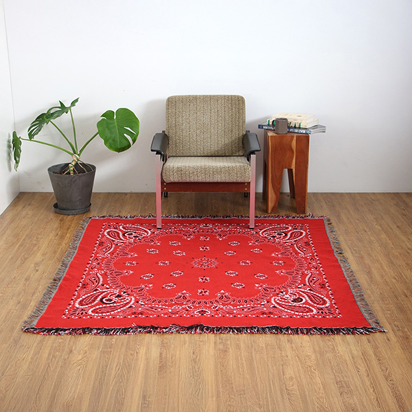 70~80年代に見られたペイズリー柄を取り入れた、大判サイズのスローケット。