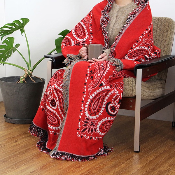 70~80年代に見られたペイズリー柄を取り入れた、大判サイズのスローケット。