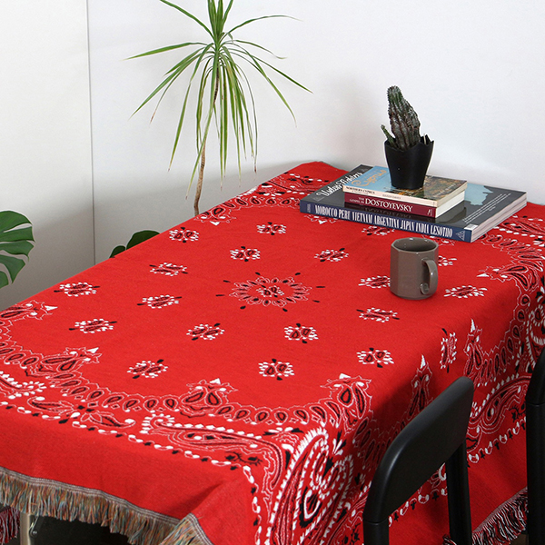 70~80年代に見られたペイズリー柄を取り入れた、大判サイズのスローケット。