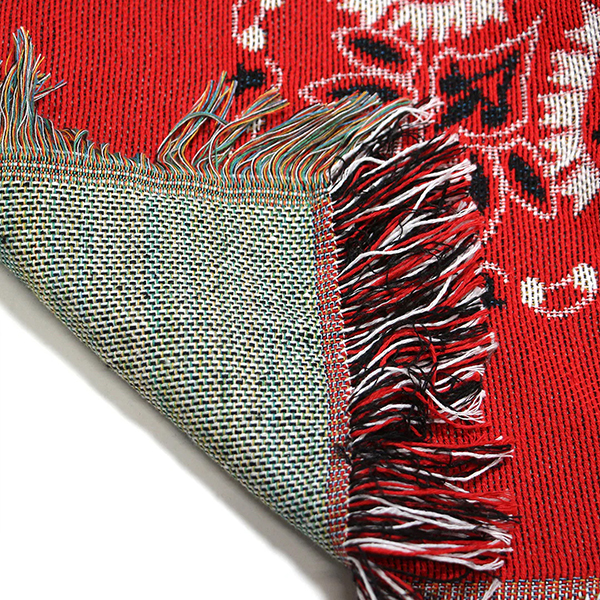 70~80年代に見られたペイズリー柄を取り入れた、大判サイズのスローケット。