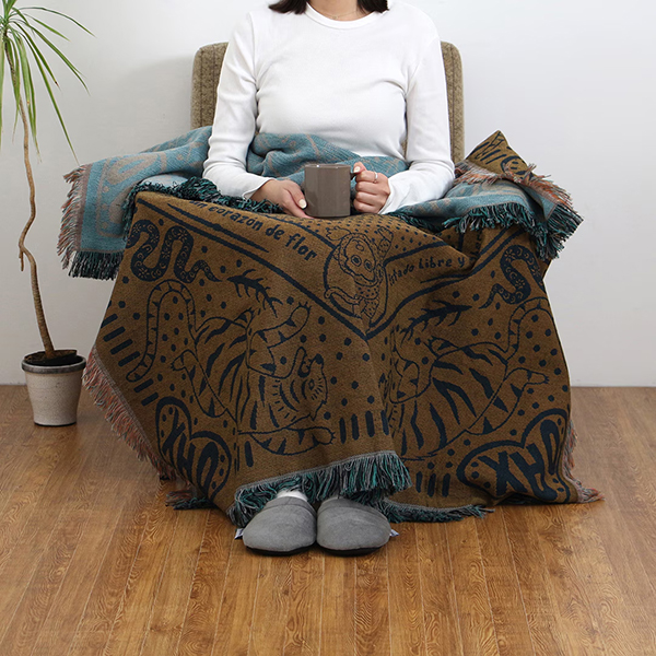 メキシコのカルチャーをモチーフにした、バンダナデザインのスローケット。