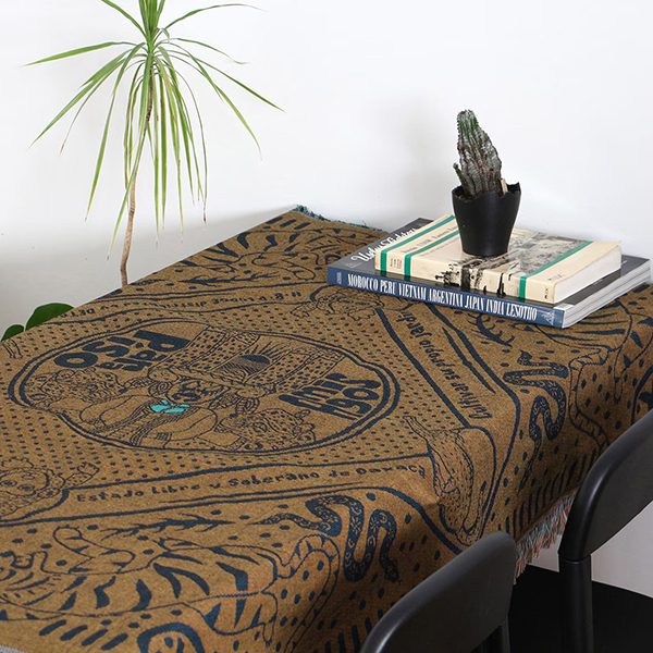 メキシコのカルチャーをモチーフにした、バンダナデザインのスローケット。