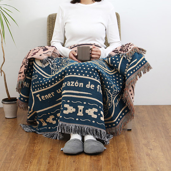 メキシコのカルチャーをモチーフにした、バンダナデザインのスローケット。