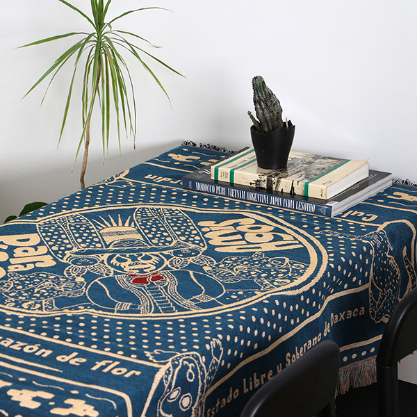 メキシコのカルチャーをモチーフにした、バンダナデザインのスローケット。