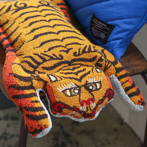 タフティング刺繍で丁寧に仕立てた、チベタン柄の湯たんぽカバー。