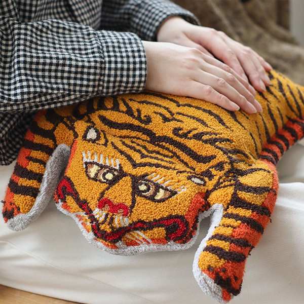 タフティング刺繍で丁寧に仕立てた、チベタン柄の湯たんぽカバー。