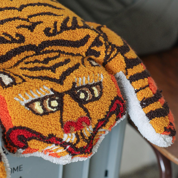 タフティング刺繍で丁寧に仕立てた、チベタン柄の湯たんぽカバー。