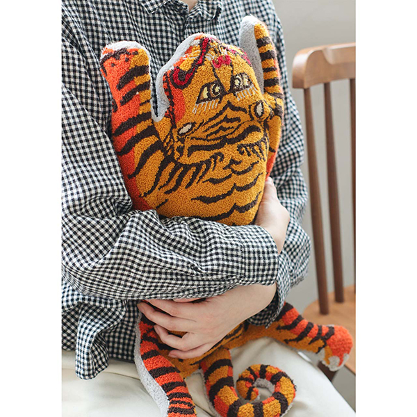 タフティング刺繍で丁寧に仕立てた、チベタン柄の湯たんぽカバー。