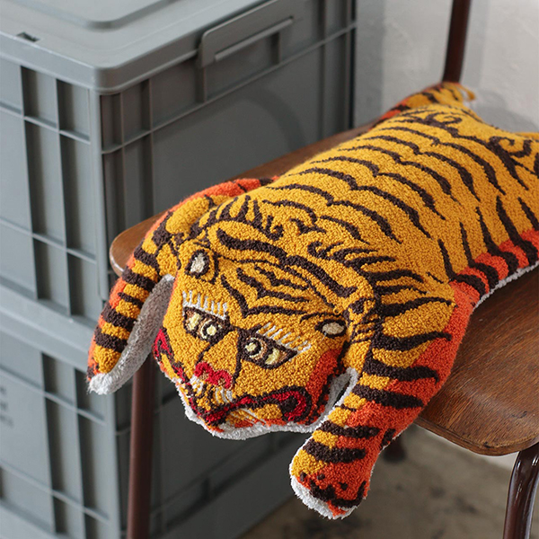 タフティング刺繍で丁寧に仕立てた、チベタン柄の湯たんぽカバー。