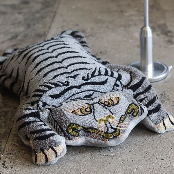 タフティング刺繍で丁寧に仕立てた、チベタン柄の湯たんぽカバー。
