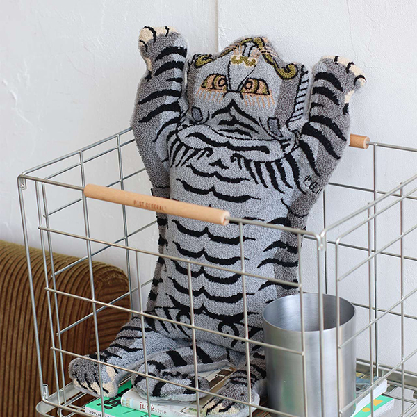 タフティング刺繍で丁寧に仕立てた、チベタン柄の湯たんぽカバー。