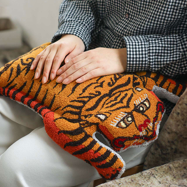 タフティング刺繍で丁寧に仕立てた、チベタン柄の湯たんぽカバー。