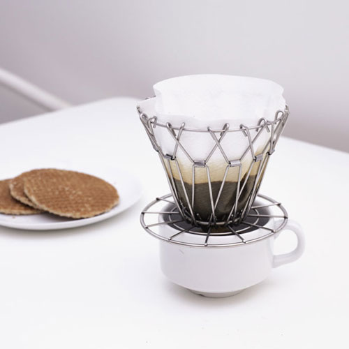 使用しない時はコンパクトに折り畳んで収納できるワイヤー製コーヒードリッパー。