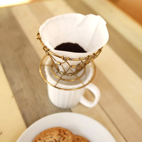 使用しない時はコンパクトに折り畳んで収納できるブラス製ワイヤーコーヒードリッパー。