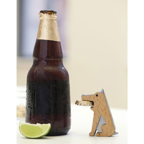 ボトルキャップをくわえてお座りしている姿がフリスビードッグのように