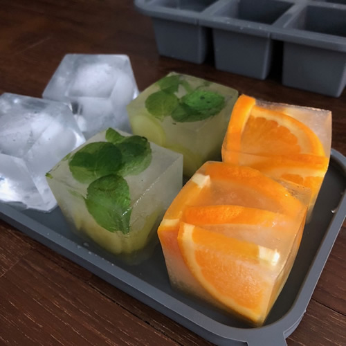 特大サイズの四角い氷が6個できるトレイです。