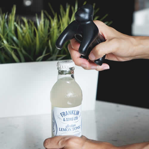 力強いゴリラが栓を抜いてくれます。