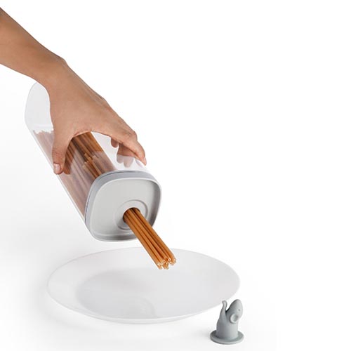 ナッツやコーヒー豆、パスタなどを入れておくのに便利なストレージコンテナ。
