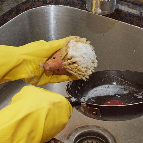 ブナ材にタンピコ繊維使用したヘッジホッグモチーフのディッシュブラシ。