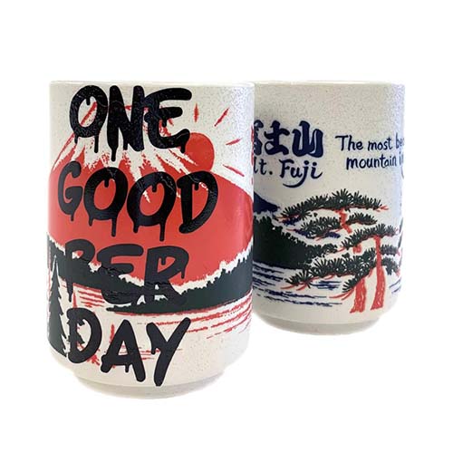 ONE GOOD PER DAY（一日一善）と富士山が描かれた湯呑み。