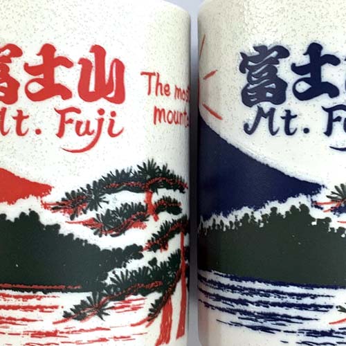 ONE GOOD PER DAY（一日一善）と富士山が描かれた湯呑み。