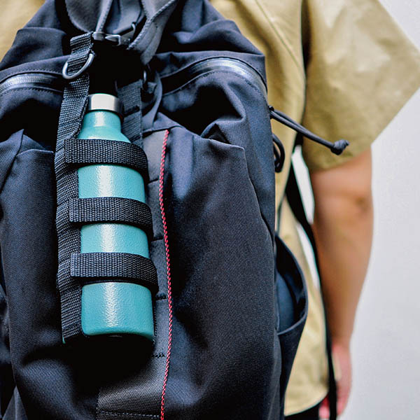 ベルクロでサイズを変更できるループストラップ仕様のボトルカバー。