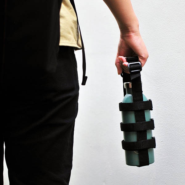 ベルクロでサイズを変更できるループストラップ仕様のボトルカバー。