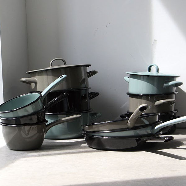 クラシカルなホーロー製ミルクパン。