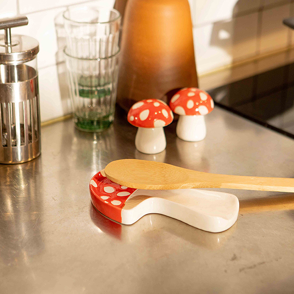 キッチンツールの置き皿として使用できるスプーンレスト。