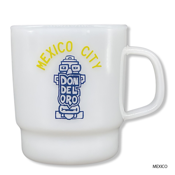 ミルクガラスで作られたスタッキングできるマグ。