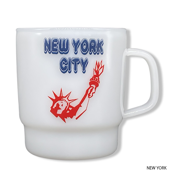 ミルクガラスで作られたスタッキングできるマグ。