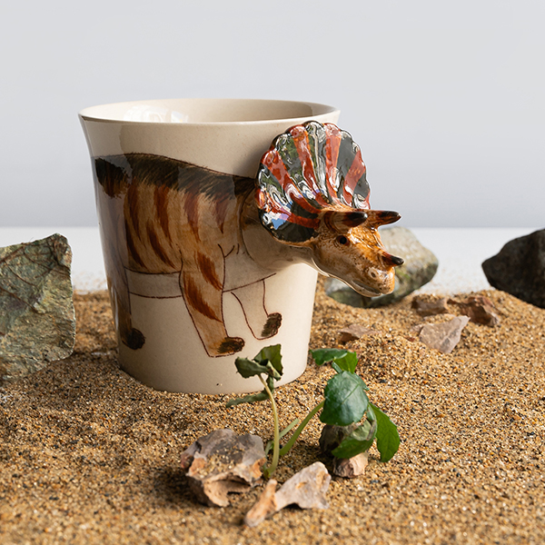 にゅっと飛び出した迫力満点な3D恐竜マグ。