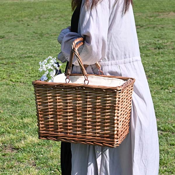 おしゃれなピクニックを演出する、ナチュラルなカゴ編みクーラーバスケット。