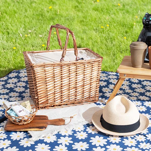 おしゃれなピクニックを演出する、ナチュラルなカゴ編みクーラーバスケット。
