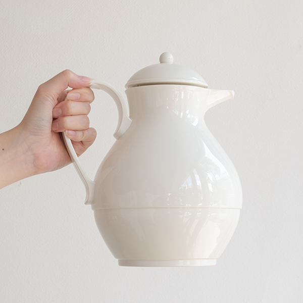 1950年代の家庭用品のスタイルを彷彿とさせる外観。