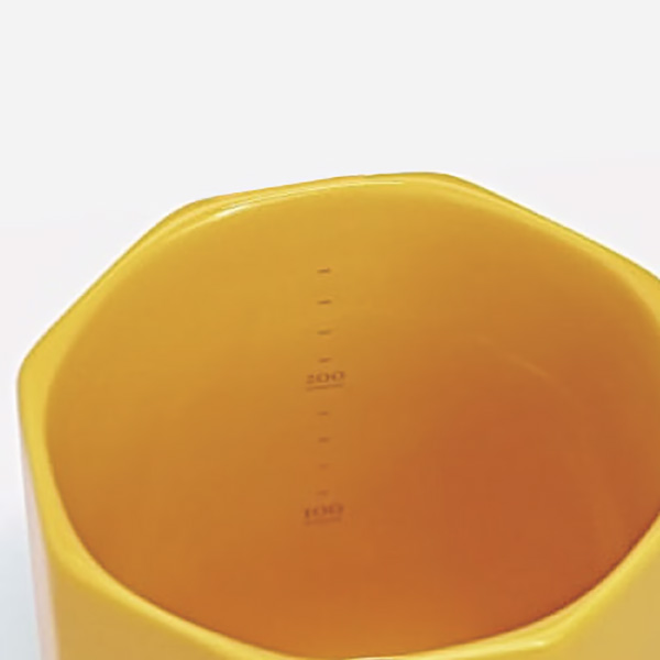 好みの濃さのドリンクを楽しめる目盛付きマグ