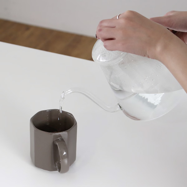 好みの濃さのドリンクを楽しめる目盛付きマグ