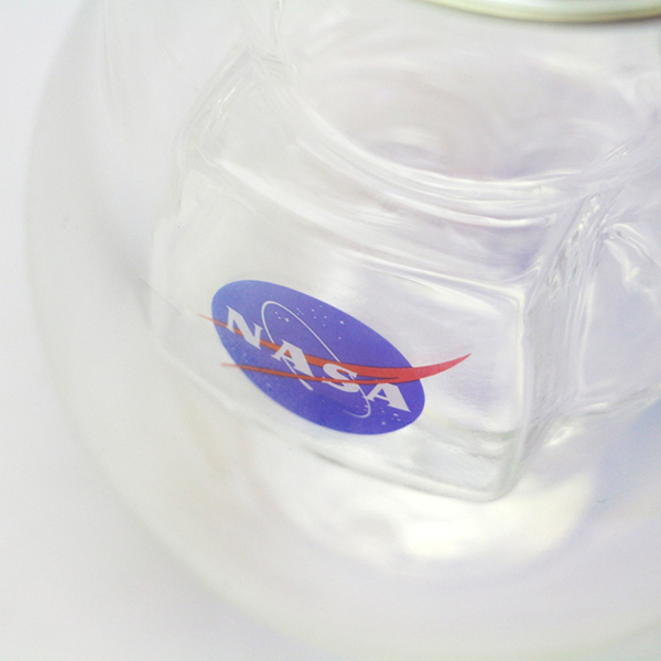 宇宙飛行士が浮かび上がるコラボグラス