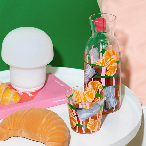 朝食スタイルの定番からインスピレーションを受けたガラスジャグとグラスのセット。