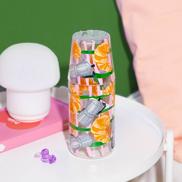 朝食スタイルの定番からインスピレーションを受けたガラスジャグとグラスのセット。