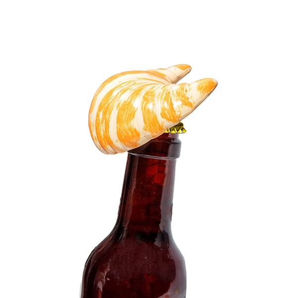 クロワッサンモチーフのメタル製ボトルオープナー。