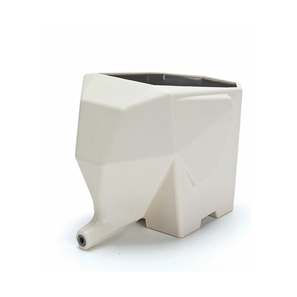 鼻からしっかり水切りをするお利口なゾウ。