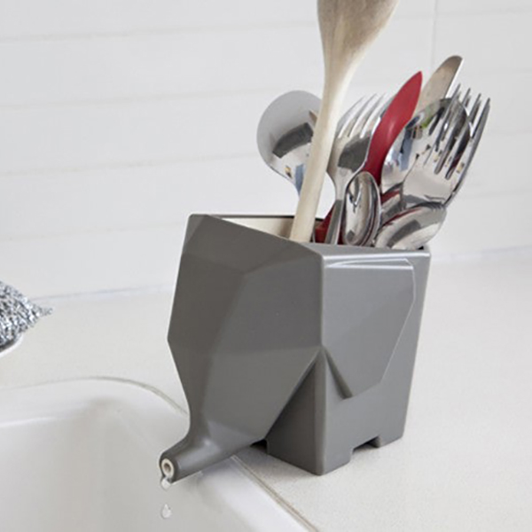 鼻からしっかり水切りをするお利口なゾウ。